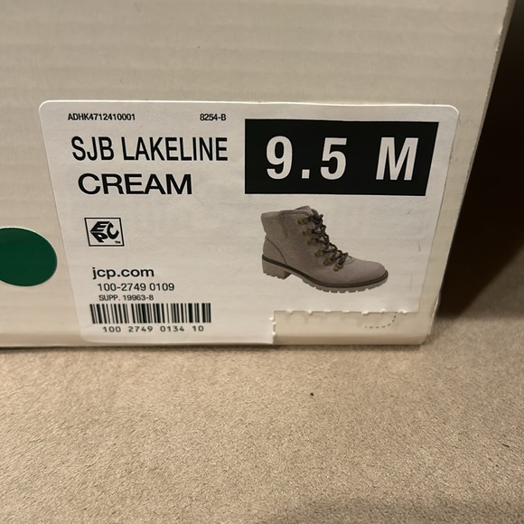 SJB Lakeline Cream ankle boot lug sole nwt 9.5 med - Picture 7 of 8